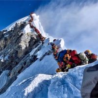 聖母峰攻頂者排長龍 登山客高山症死亡