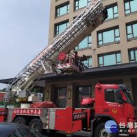 模擬高樓建物火災搶救　嘉市消防局實施雲梯車操作