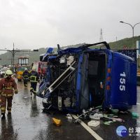 暴雨路滑　台61西濱快速道路聯結車失控翻覆　