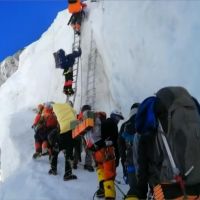 攻頂聖母峰排隊大塞車 11名登山客高山症猝死