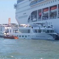 威尼斯郵輪進港 連撞觀光船 碼頭4傷