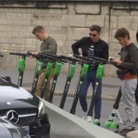 違規事故頻傳！巴黎管制共享電動滑板車