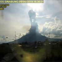 印尼蘇門答臘火山再爆發 火山灰直衝7公里高