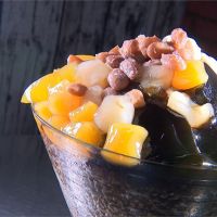 野生仙草原汁剉冰 配上粉粿、芋圓清涼爽口