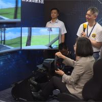 虎頭山創新園區開幕 蔡英文體驗自駕車模擬器