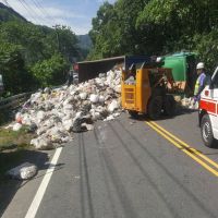 南迴公路雙流段大貨車翻覆　垃圾滿地交通一度受阻