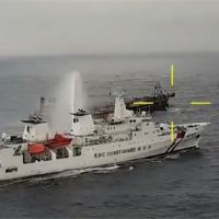 中國籍船隻公然越界抽砂！海巡首次水砲強力驅離