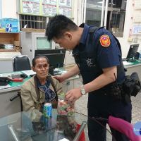 印尼籍華僑老翁來台探親迷途　暖警細心照料助尋親