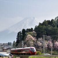 搭乘【富士山景觀特急列車】（FUJISAN VIEW EXPRESS）出發世界文化遺產【富士山】！