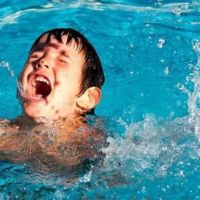 暑假到來，帶孩子出門玩水時，請注意乾溺水狀況，如何判斷？