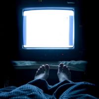 晚上睡覺時開著電視，可能會讓你體重增加