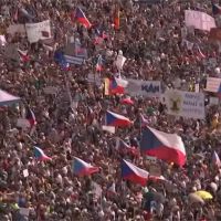 捷克總理貪污違紀 布拉格25萬人上街要求下台