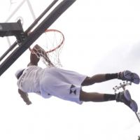 NBA球星巴黎當評審 飛越人牆灌籃奪冠