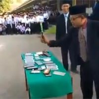 傻眼！印尼寄宿學校祭鐵腕 鐵鎚敲爛30支學生手機