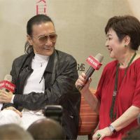 與甄珍43年後首同框互擁！謝賢：我永遠愛她