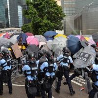 不畏大雨 香港七一重現警民對峙