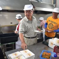 賴峰偉赴湖東社區關心老人餐食　為營養與衛生把關