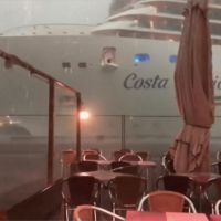 驚險！狂風暴雨中 威尼斯郵輪險撞碼頭