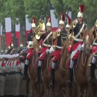 法國國慶日 愛麗賽宮前閱兵完上演警民衝突