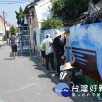 大甲日南社區推廣在地文化　邀志工彩繪圍牆改善社區環境