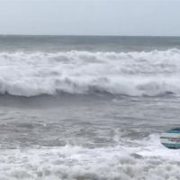 颱風天衝浪、泛舟是蠢事？ 海委會文宣「我可能不會救你」惹議