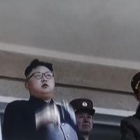 北韓射彈　金正恩指南韓表演「和平握手」