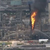 德州煉油廠大火烈焰沖天 釀37傷