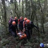 男子打獵不慎跌落山谷　警消救援送醫