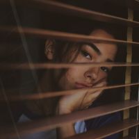 女性憂鬱症高2倍!身旁親友有「這些症狀」逾2周是求救訊號,4大良方幫你遠離憂鬱