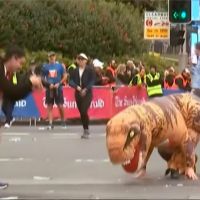 澳洲年度馬拉松大賽 「暴龍」奔跑笑翻眾人