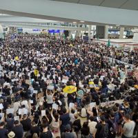 反送中抗爭　香港機場一團亂 18點起限制航班