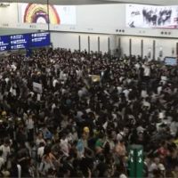 反送中／「黑警還眼」萬人塞爆港機場 200多航班取消