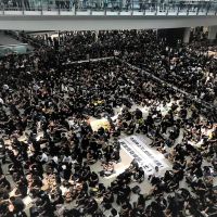 香港機場部份開放　群眾現正重新集結