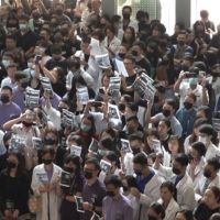 香港醫護靜坐抗議警方施暴