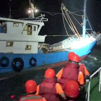 海巡緝拿跨界漁船　隊員遭浪襲膝蓋粉碎