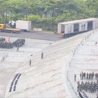 鎮暴來硬的！中國武警各式軍車集結港邊境