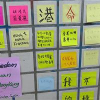 支撐香港「反送中」 台中地下道現「藍儂牆」