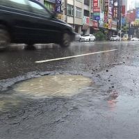 高雄連日大雨路面多出93個洞！市民痛罵「路平專案」在哪？