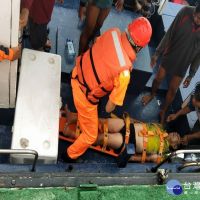 王功外海發生漁船貨輪擦撞翻覆　漁船6名船員落海1人重傷