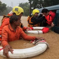 台東4人遭大水圍困 警消冒險涉水救出