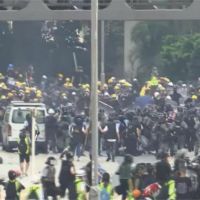 反送中／觀塘遊行與警方爆發衝突 1人左眼疑遭槍擊送醫