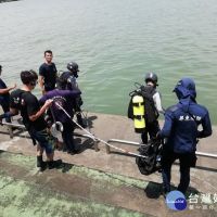 婦人東港堤防跳水輕生　消防員緊急搶救