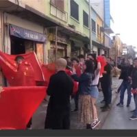 台商智利開店表態反送中！中國人群起砸店、灑尿