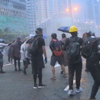 反送中／香港荃葵青遊行 警民催淚彈、汽油彈互攻