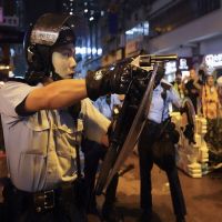 香港示威再度引爆警民衝突 警方首次真槍實彈