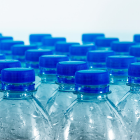 瓶裝水放高溫車內有塑化劑疑慮？其實你更該注意細菌孳生問題