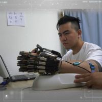 花蓮慈醫引起似「薩諾斯手套」的復健機械手臂