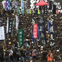 香港大三罷4萬人集會 特首辦公室外警民衝突