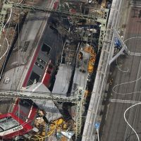 日本東京「京急線」電車撞卡車 至少30傷