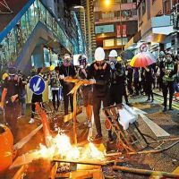 香港示威未歇 群眾包圍旺角警署砸地鐵